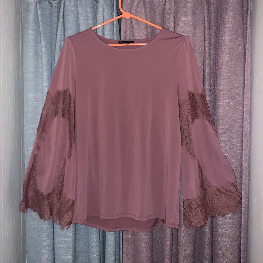Flowy mauve blouse with lace detailed sleeves